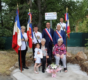 Mme Françoise Concas et sa famille, Messieurs les Maires Alain Caymaris et Richard Strambio, et les porte-drapeaux.