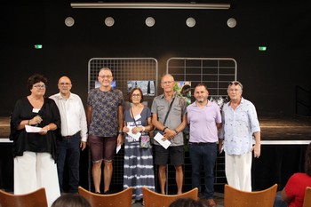 Lauréats du concours photo, catégorie "adultes", entourés de M. le Maire Alain Caymaris, M. Nicolas Missud, 1er adjoint, Mme Françoise Antoine, conseillère déléguée à la Culture, et Mme Anne-Marie Rigaud, conseillère municipale.