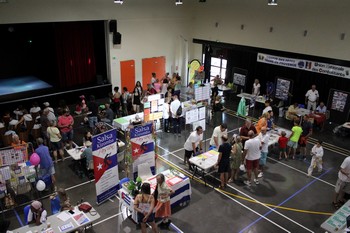 Stands dans la salle de spectacle