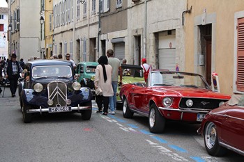 Voitures anciennes avenue de la Gare