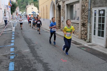 Des enfants sur la dernière ligne droite du parcours d'1,5 km