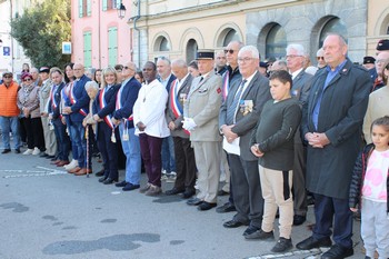 Les élus, autorités militaires et représentants des associations patriotiques