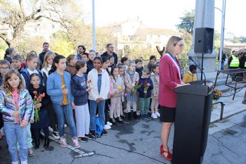 Les enfants de l'école jean Moulin, et l'adjointe Mme Longo, maîtresse de cérémonie.