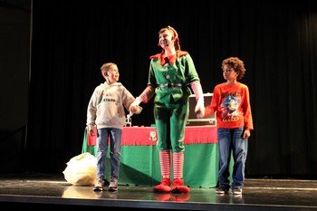 Deux enfants montent sur scène