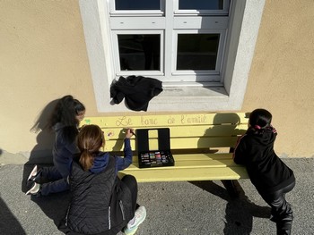 Deuxième banc de l'amitié en cours de création