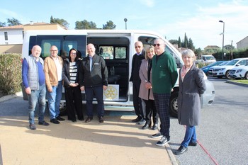 Le Rotary et le groupe Chopard avec M. le Maire Alain Caymaris, Mme Amoroso, adjointe aux affaires sociales, et Mme Lamour, directrice du CCAS.