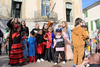 Les enfants sur le podium déclarent le Caramantran coupable